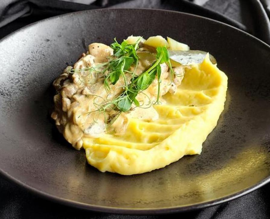 Бефстроганов с пюре и корнишонами